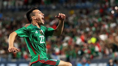 Hirving Lozano en celebración de gol con México.