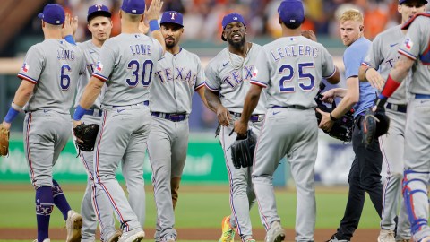 El equipo de los Texas Rangers dominó a placer en los dos primeros encuentros de la Serie de Campeonato de la Liga Americana a los Houston Astros
