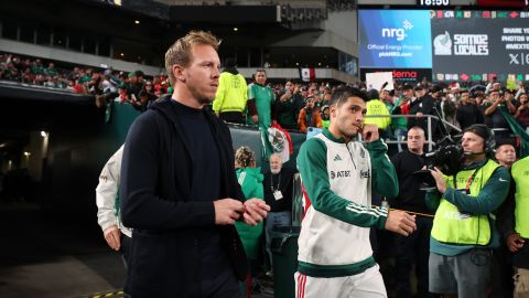 Julian Nagelsmann junto a Raúl Jiménez durante el encuentro amistoso entre Alemania y México.