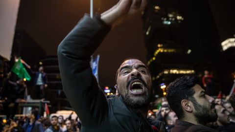 Miles se manifiestan en Canadá en repulsa por la masacre en un hospital en Gaza