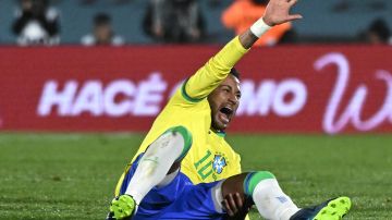 Neymar sale lesionado y prende alarmas en Brasil.
