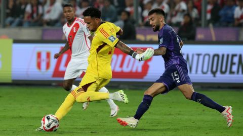 Pedro Gallese en el juego de Perú contra Argentina.