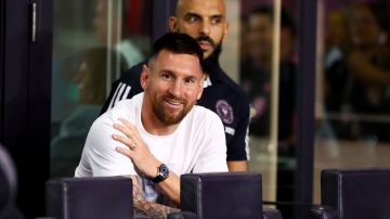Lionel Messi, acompañado de su guardaespaldas personal, dijo presente en el partido de Thiago.