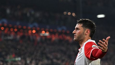 Santiago Giménez celebra un gol en la UEFA Champions League.