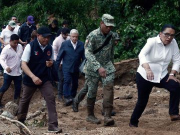AMLO anuncia acciones para levantar a Acapulco del paso del huracán Otis: “No están solos”