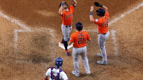 José Altuve celebra su cuadrangular junto a Yainer Diaz y Grae Kessinger.