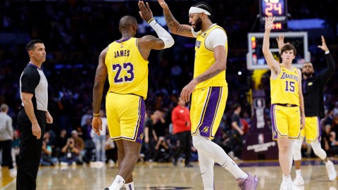 LeBron James terminó con 21 punto y Anthony Davis con 30 unidades.