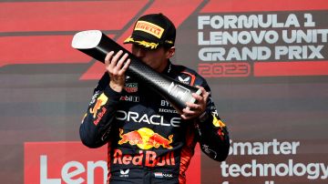 Algunos fanáticos gritaron el nombre de Sergio "Checo" Pérez mientras Max Verstappen recibía el premio del GP de Estados Unidos.