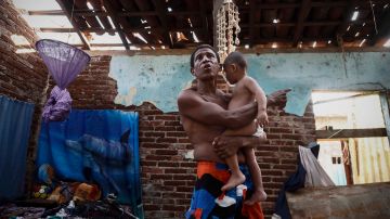 VIDEO: Policía en México conmueve al amamantar a bebé en Acapulco que llevaba dos días sin comer
