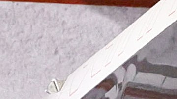 Así quedó el autobús del Lyon, con las ventana rotas.