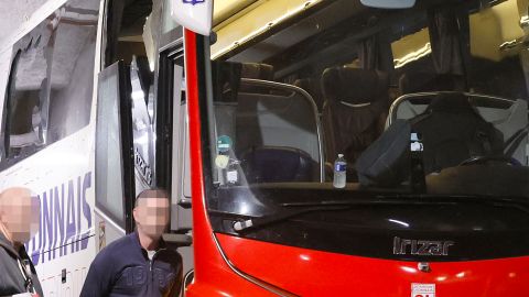 Así quedó el autobús del Lyon, con las ventana rotas.