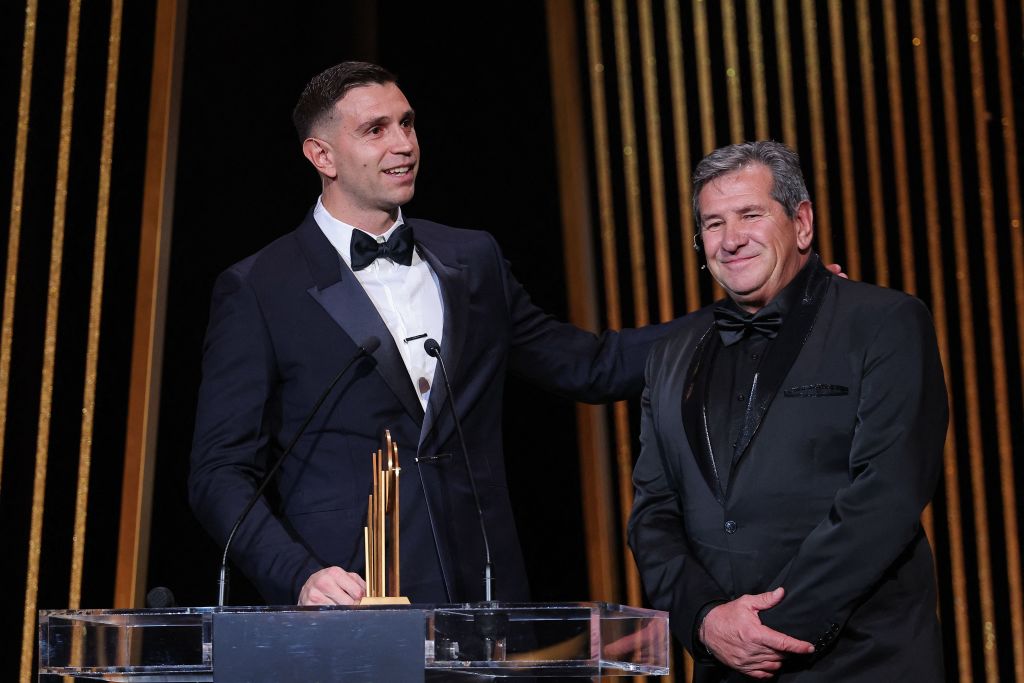 Emiliano 'Dibu' Martínez (i) junto a su padre (d) en la gala del Balón de Oro 2023.