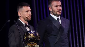 David Beckham le entregó el Balón de Oro a Lionel Messi.