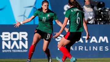 La mediocampista Jacqueline Ovalle anotó los dos goles de México en la victoria sobre Argentina en las semifinales.