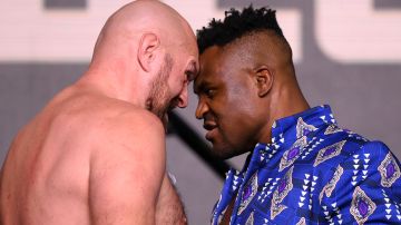 Francis Ngannou (d) enfrentará a Tyson Fury (d) el fin de semana.