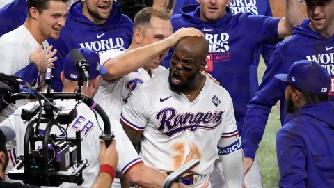 Adolis García celebra el cuadrangular que dejó en el terreno a los Diamondbacks.
