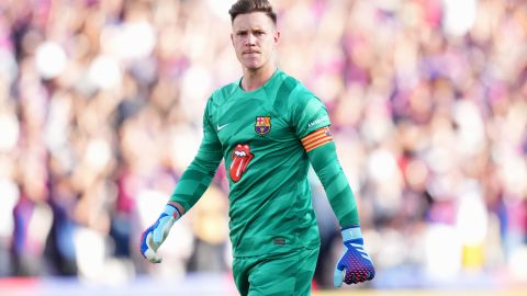 El capitán del FC Barcelona, Ter Stegen, luciendo la camiseta alegórica a los Rollings Stone durante el Clásico.