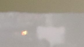 Checo Pérez chocó al intentar rebasar a Charles Leclerc en la primera curva.