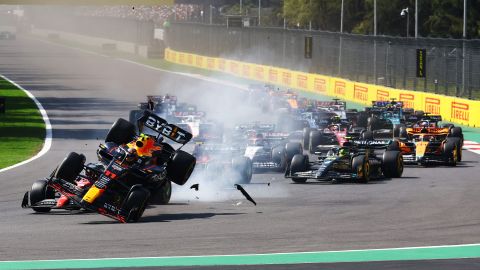 Checo Pérez chocó al intentar rebasar a Charles Leclerc en la primera curva.