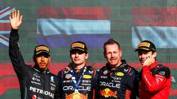 El podio del Gran Premio de Ciudad de México con Max Verstappen, Lewis Hamilton y Charles Leclerc.