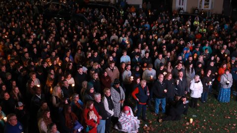 Una vigilia en Lewiston recuerda a los fallecidos por el tiroteo más grave del año en EE.UU.