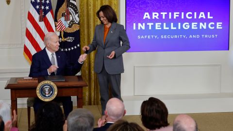 El presidente Joe Biden y la vicepresidenta Kamala Harris en la firma de la Orden Ejecutiva sobre Inteligencia Artificial.