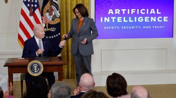 El presidente Joe Biden y la vicepresidenta Kamala Harris en la firma de la Orden Ejecutiva sobre Inteligencia Artificial.