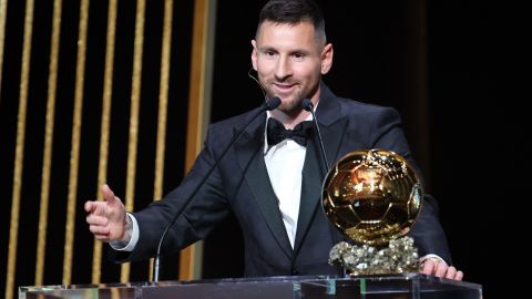 Lionel Messi durante la ceremonia del Balón de Oro que se llevó a cabo este lunes en París.