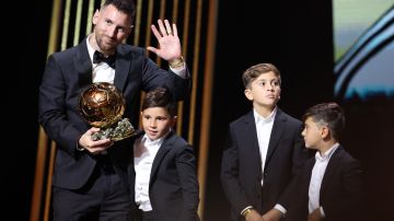 Lionel Messi recibió su octavo Balón de Oro acompñado de sus hijos.