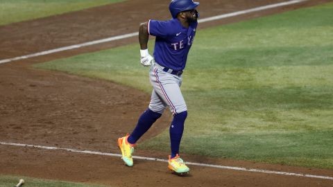 Adolis García salió lesionado del juego tres de la Serie Mundial.