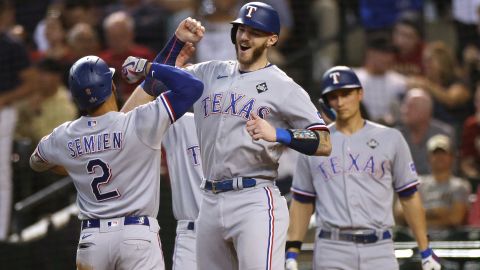 Jonah Heim en celebración de jonrón con Texas en e cuarto juego de la Serie Mundial.