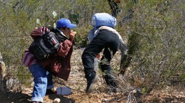 Migrante muere abandonada en desierto de Nuevo México por traficantes y pasar horas “boca abajo en la arena”