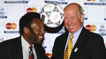 Bobby Charlton junto al mítico Pelé.