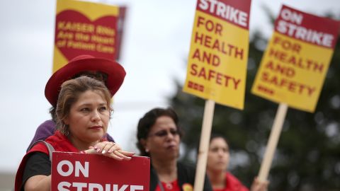 Trabajadores de Kaiser Permanente irán a la huelga en reclamo de mejoras laborales.