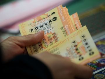 SAN LORENZO, CA - JANUARY 13: A customer buys Powerball tickets at Kavanagh Liquors on January 13, 2016 in San Lorenzo, California. Dozens of people lined up outside of Kavanagh Liquors, a store that has had several multi-million dollar winners, to -purchase Powerball tickets in hopes of winning the estimated record-breaking $1.5 billion dollar jackpot. (Photo by Justin Sullivan/Getty Images)