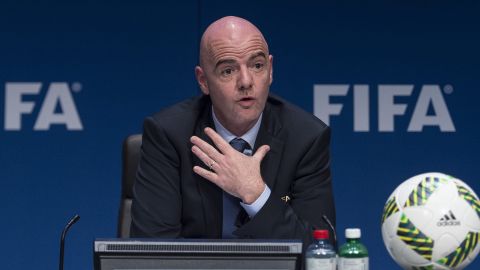 Infantino le mandó sus condolencias a los familiares de las víctimas.