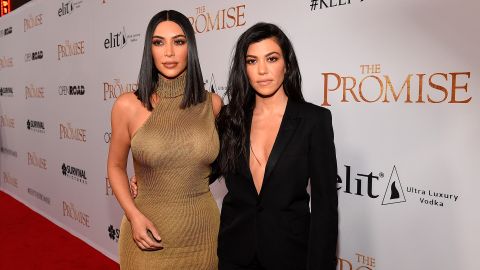 Kourtney decidió abrazar el humor y disfrazarse de su hermana Kim.