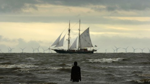 Un muerto y tres heridos al desplomarse el mástil de la cubierta de un barco en Maine