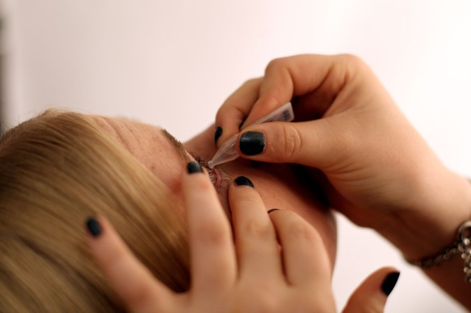 FDA advierte a consumidores sobre el uso de 26 marcas de gotas para los ojos debido al riesgo de infección