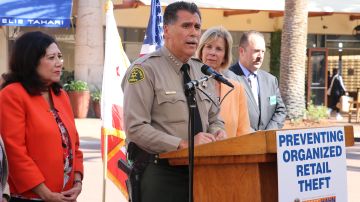 Flanqueado por ambas supervisoras de LA, Sheriff Robert Luna anuncia los arrestos de los delincuentes.