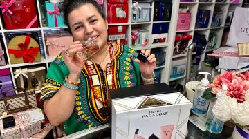 Tricia Bonilla lanza su pequeño negocio de perfumes. (Araceli Martínez/La Opinión)