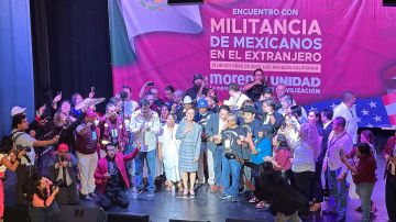 El Teatro Million Dollar no fue suficiente para albergar a los partidarios de Claudia Sheinbaum, aspirante a gobernar México. (Araceli Martínez/La Opinión)