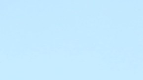 Trabajadores se manifiestan en un supermercado en el centro de LA.