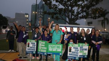 Se declaran en huelga Jessica Montiveros (de uniforme verde) y otros trabajadores del hospital St. Francis, en Lynwood.