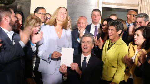El gobernador Gavin Newsom firma en Los Ángeles las medidas SB 326 y AB 531.