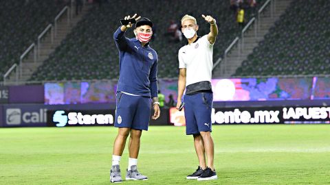 Alexis Vega y Cristian Calderón, jugadores de las Chivas de Guadalajara de la Liga MX.