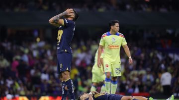 Jugadores de Pumas lamentan la derrota en el Clásico Capitalino.