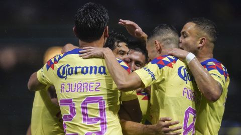 Jugadores del Club América celebran un gol en la Liga MX.