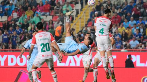 Ángel Sepúlveda, delantero de Cruz Azul, rematando de chilena en el partido contra Necaxa de la jornada 11 de la Liga MX