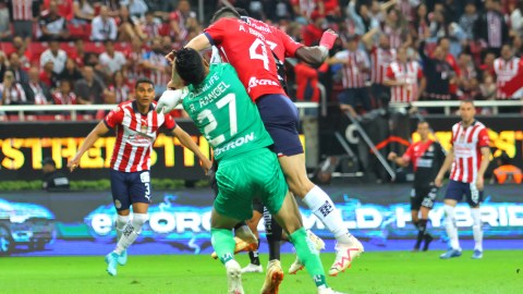 Momento en el que Raúl Rangel, portero de Chivas, choca con Antonio Briseño.